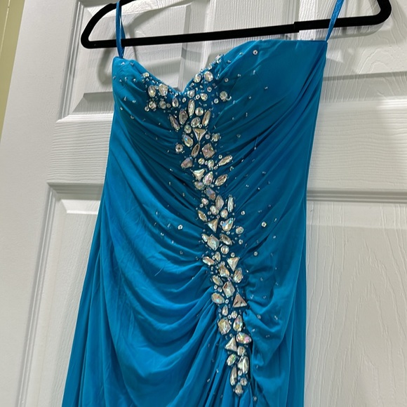 Beautiful gown - Picture 2 of 3